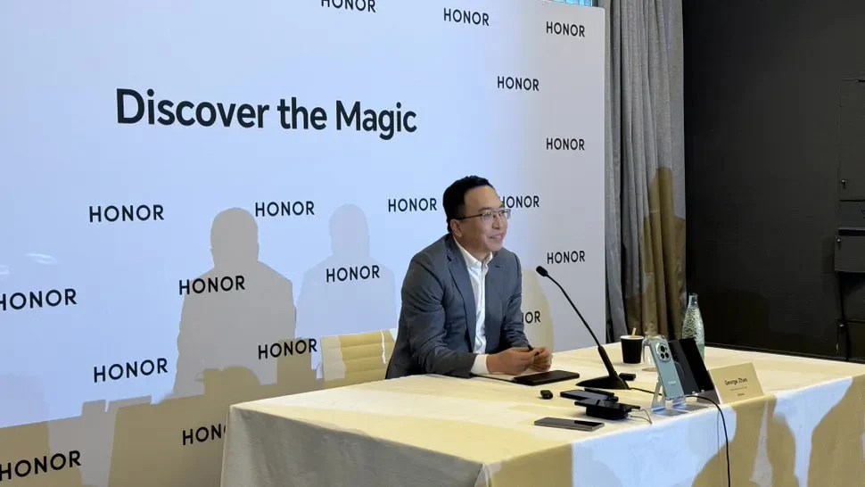 赵明在采访中表示：“荣耀会有一款 Flip 小折叠的产品会在 2024 年推出